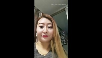 Mãe Asiática Madura Seduz Enteado Em Um Encontro Proibido