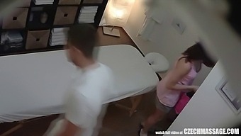 Sự Thân Mật Mãnh Liệt Trên Bàn Mát-Xa Với Cặp Đôi Người Séc