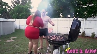 豊満なティーンのローズ・クッシュが男性の乳首を口で快楽に導く!