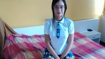 A Safadeza Da Minha Prima Colegial Pega Na Câmera Escondida Leva Ao Prazer Oral