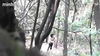 Bố Nhật Bản Đụ Gái Mại Dâm Trưởng Thành Trong Khung Cảnh Gỗ