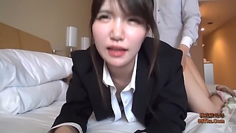 观看亚洲女孩在这个热门视频中变得淘气