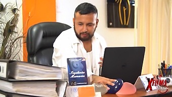 Một Người Giám Hộ Peru Giả Làm Bác Sĩ Để Kích Thích Một Người Venezuela Cong Vút