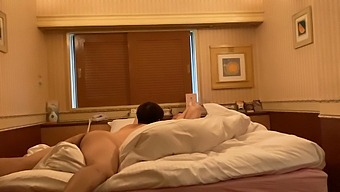 Cuộc Phiêu Lưu Nhật Bản Ướt Át Và Điên Rồ Với Một Tổng Thống Ngực Bự
