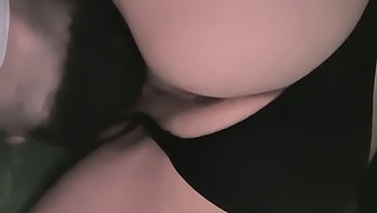 女性の性器を舐めて吸う