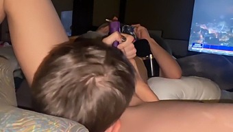 Cuidadora Lésbica E Parceiro Bissexual Exploram Novo Brinquedo Sexual Juntas