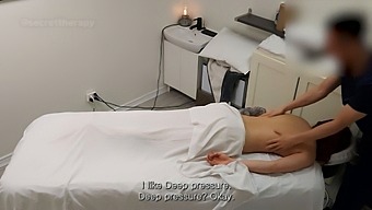 不专业的按摩师在热辣的遭遇中利用无辜的年轻女服务员